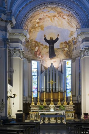 Altar mayor basílica en Osimo